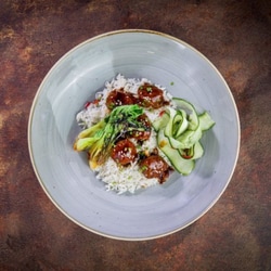 Mleté kuličky glazované v sójovo-medové omáčce s rýží a okurkovým salátem (vegetariánské)